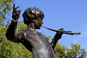 Foreground Focus Gallery: Statue of Peter Pan, Kensington Gardens, London, England, United Kingdom, Europe