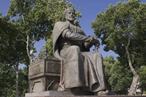 Statue of powerful king Amur Timur, Samarkand, Uzbekistan, Central Asia