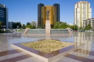 Images Dated 27th May 2010: Statue of President Alijev in the center of Baku, Azerbaijan, Central Asia, Asia