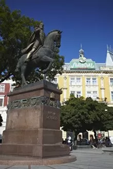 Images Dated 30th July 2009: Statue in Public Square, Lviv (Lvov), Western Ukraine, Ukraine, Europe