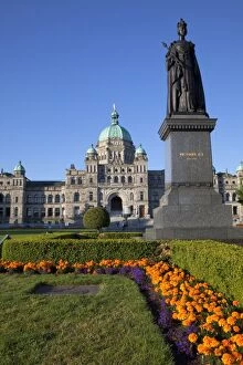 Images Dated 1st August 2011: Statue of Queen Victoria and Parliament Building, Victoria, Vancouver Island