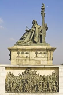 Images Dated 8th November 2008: Statue of Queen Victoria on her throne wearing the robes of the Star of India
