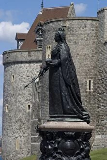 Berkshire Collection: Statue of Queen Victoria, Windsor Castle, Windsor, Berkshire, England, United Kingdom
