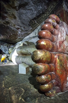 Statue of reclining Buddha, Royal Rock Temple, Golden Temple of Dambulla, UNESCO World Heritage Site, Dambulla, Sri Lanka, Asia
