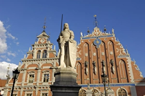 Images Dated 3rd March 2008: Statue of Roland in front of the House of the Blackheads