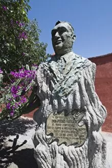 Images Dated 18th April 2008: Statue of singer Don Pedro, San Miguel de Allende (San Miguel), Guanajuato State
