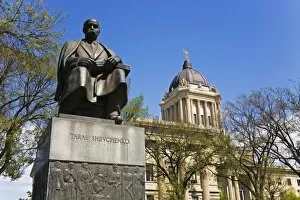 Images Dated 23rd June 2007: Statue of Taras Shevohenko and Legislative Building, Winnipeg, Manitoba
