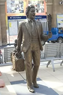 Images Dated 25th June 2009: Statue by Tom Murphy of comedian and native son Ken Dodd, Liverpool, Merseyside