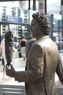 Images Dated 25th June 2009: Statue by Tom Murphy of comedian and native son Ken Dodd, Liverpool, Merseyside