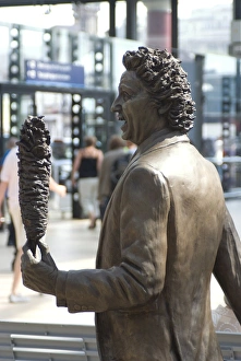 Images Dated 25th June 2009: Statue by Tom Murphy of comedian and native son Ken Dodd, Liverpool, Merseyside