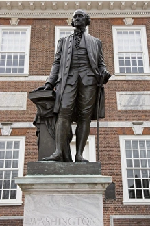 Images Dated 19th January 2006: Statue of Washington, Independence Hall, Philadelphia, Pennsylvania, United States of America