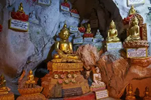 Statues of the Buddha, Shwe Oo Min natural Buddhist cave pagoda, Pindaya, Shan State, Myanmar (Burma), Asia