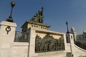 Statues at the imposing Victoria Monument, Kolkata, West Bengal, India, Asia