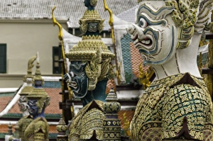 Images Dated 11th August 2010: Statues at the Temple of the Emerald Buddha (Wat Phra Kaew), the Royal Palace, Bangkok, Thailand