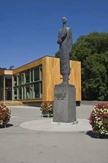 Staue of King Haakon VII, in front of the Holmenkollen building, Oslo, Norway