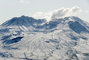 Images Dated 10th October 2008: Steam plume from rising dome within crater, Mount St. Helens, Washington state