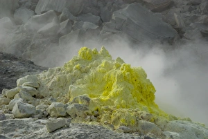 Images Dated 2nd October 2009: Steaming sulphur dome on volcanic solfatara vent, Io-zan, Kussharo caldera
