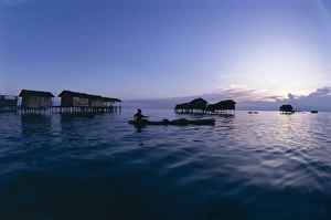 Images Dated 5th August 2008: Stilt house villages over the sea