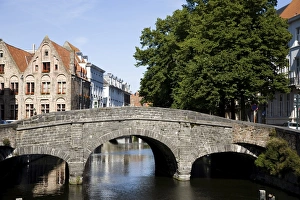 Images Dated 16th June 2008: Stone bridge over canal with medieval buildings in background, Bruges, Belgium, Europe