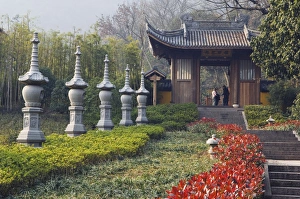 Images Dated 7th January 2008: Stone lantern statues at Lingyin Temple Forest Park, Hangzhou, Zhejiang Province