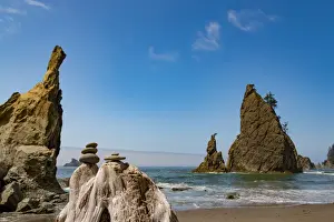 Stones and sea stacks on Rialto Beach in the Olympic National Park, UNESCO World Heritage Site