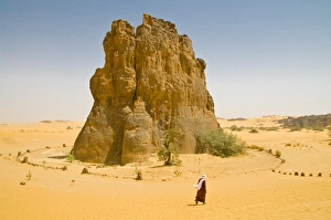 Images Dated 8th April 2010: Strange rock formation La Vache Qui Pleure (the cow that cries), near Djanet, Algeria, North Africa