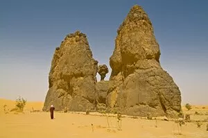 Images Dated 8th April 2010: Strange rock formation La Vache Qui Pleure (the cow that cries), near Djanet, Algeria, North Africa