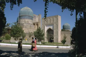 Samarkand Prints: On the street in front of Bibi-Khanym Mosque