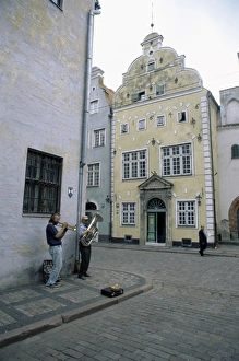 Melody Prints: Street musicians play by the Three Brothers