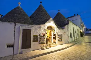 Street of of traditional trullos (trulli) in Alberobello, UNESCO World Heritage Site, Puglia, Italy, Europe