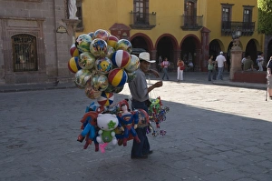 Images Dated 18th April 2008: Street scene, San Miguel de Allende (San Miguel), Guanajuato State, Mexico, North America