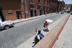 Images Dated 18th April 2008: Street scene, San Miguel de Allende (San Miguel), Guanajuato State, Mexico, North America