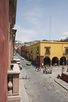 Images Dated 19th April 2008: Street scene, San Miguel de Allende (San Miguel), Guanajuato State, Mexico, North America