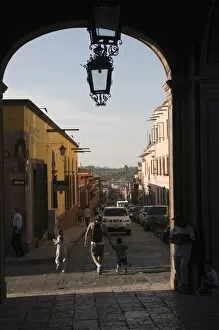 Images Dated 18th April 2008: Street scene, San Miguel de Allende (San Miguel), Guanajuato State, Mexico, North America