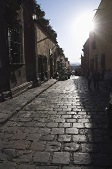 Images Dated 18th April 2008: Street scene, San Miguel de Allende (San Miguel), Guanajuato State, Mexico, North America