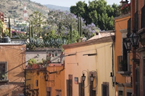 Images Dated 18th April 2008: Street scene, San Miguel de Allende (San Miguel), Guanajuato State, Mexico, North America