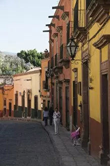 Images Dated 18th April 2008: Street scene, San Miguel de Allende (San Miguel), Guanajuato State, Mexico, North America
