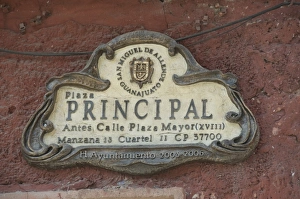 Images Dated 19th April 2008: Street signs, San Miguel de Allende (San Miguel), Guanajuato State, Mexico, North America