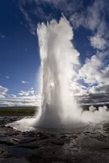 Images Dated 12th September 2006: Strokkur (the Churn) which spouts up to 35 meters erupting