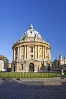 Oxford Collection: Student stands in front of Radcliffe Camera, Oxford University, Oxford