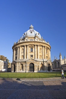 Images Dated 8th October 2009: Student stands in front of Radcliffe Camera, Oxford University, Oxford