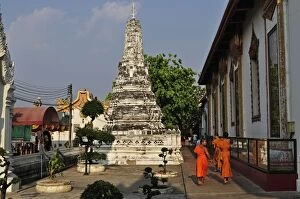Images Dated 13th March 2010: Stupa (chedi) and monks, Wat Phanan Choeng, Ayutthaya, UNESCO World Heritage Site