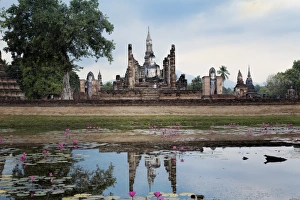 Wat Mahathat Prints: A Sukhothai era Buddha at Wat Mahathat