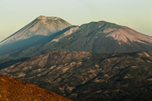 Summit of 1745m active Volcan San Cristobal on left, the countrys highest volcano, and Volcan Casita on the right, Chinandega, Nicaragua, Central America Summit of 1745m active Volcan San Cristobal on left, the countrys highest volcano, and Volcan Casita on the right, Chinandega, Nicaragua, Central America
