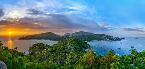 Panorama Collection: The sun sets over another beautiful day on Koh Tao in southern Thailand, Southeast Asia