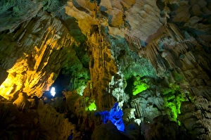 Images Dated 26th December 2009: Sung Sot Cave, UNESCO World Heritage Site, Halong bay, Vietnam, Indochina