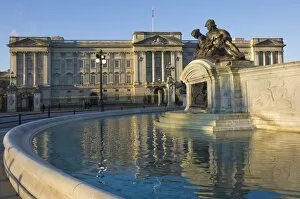 Buckingham Palace Collection: Sunrise, Buckingham Palace and the Fountain, London, England, United Kingdom, Europe