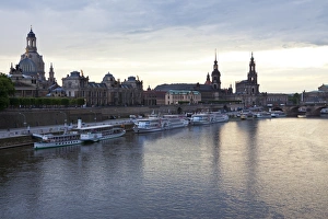 Sunrise over the Elbe river with Dresden in the background, Saxony, Germany, Europe