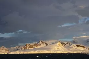 Images Dated 18th February 2009: Sunrise at Gerlach Strait, Antarctica, Polar Regions