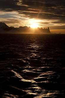 Images Dated 18th February 2009: Sunrise at Gerlach Strait, Antarctica, Polar Regions